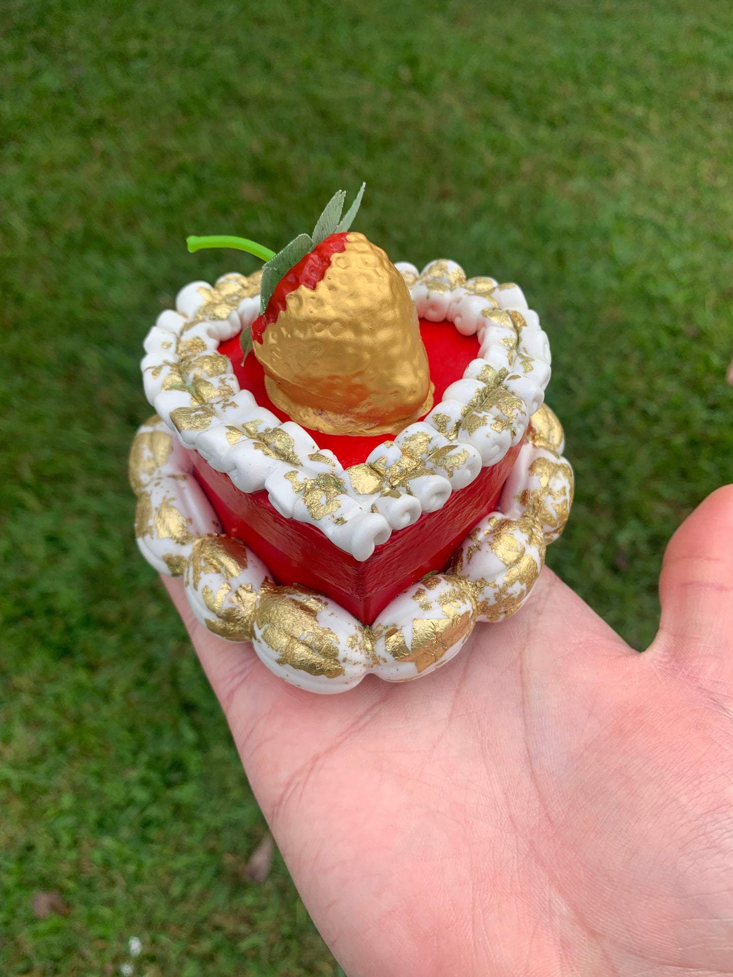 Golden Strawberry Cake Box