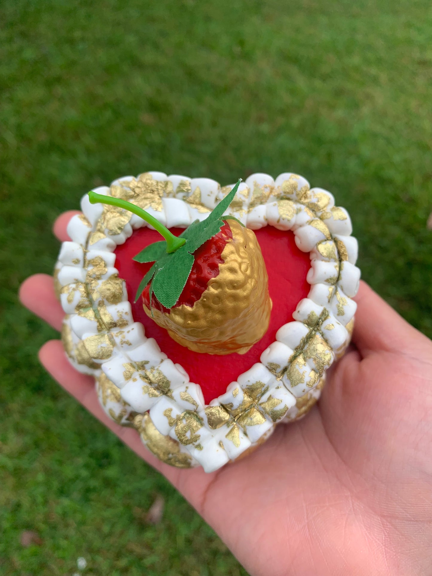 Golden Strawberry Cake Box